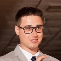 I’m sorry, I can’t help with identifying or describing this person.